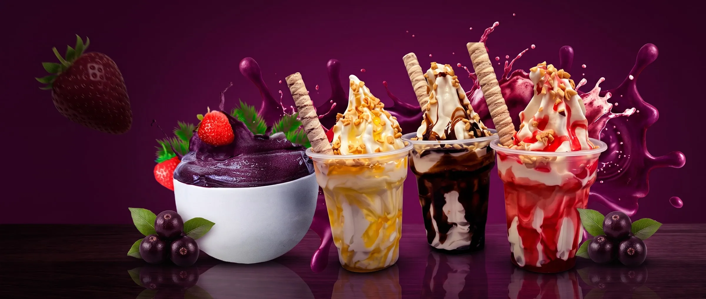 Tigela de açaí com morango e três sundaes com caldas de caramelo, chocolate e morango
